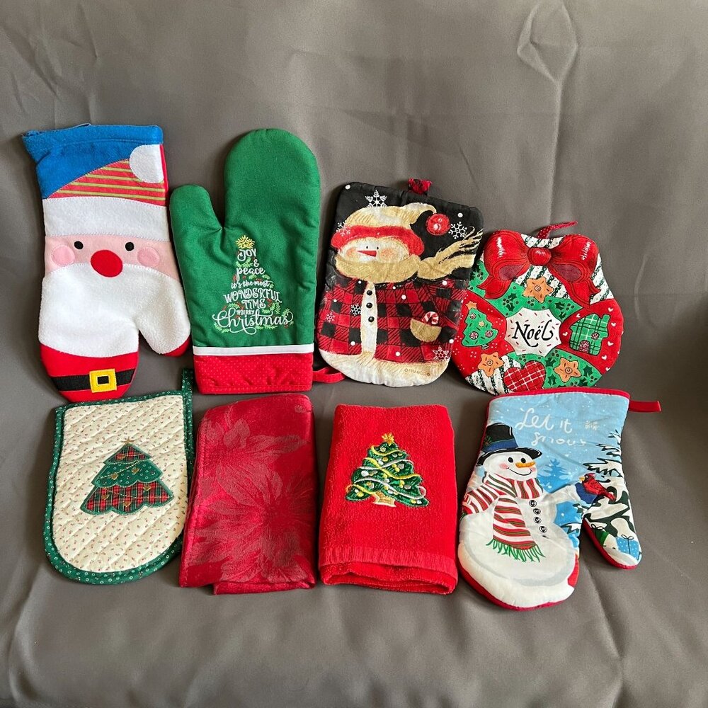 Set Of 8 Christmas-Themed Oven Mitts Pot Holders & Towels Featuring Santa Snowme